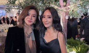 刘嘉玲关之琳出席婚礼，打扮美艳大方气质不相上下，罕同场没交流