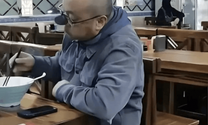 考古｜56岁窦唯剃光头胡子拉碴隐居阿那亚，“飘逸仙人”终于活成自己想要的模样？