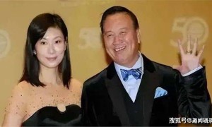 66岁万梓良定居湖南小县城！和小15岁空姐娇妻下馆子，夫妻秀恩爱！