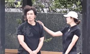 言承旭独自驾车祭拜大S 在其墓碑前悲痛泪崩