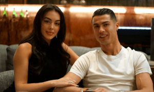 C罗向乔治娜求婚成功！超大订婚钻戒曝光