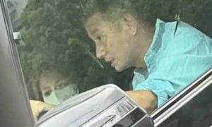 文章驾车外出被偶遇 副驾驶坐着一位戴口罩的神秘女性