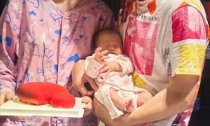 58岁歌手“光头李进”终于当爸！小25岁娇妻为他诞下儿子