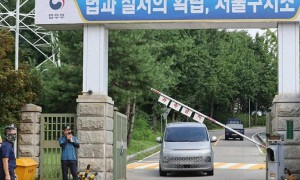 10个年轻人抓不住尹锡悦，手臂都快拉断了