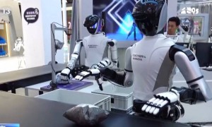 全球首家机器人4S店和机器人主题餐厅开业！喝奶茶吃煎饼，听脱口秀，还能和机器人互动