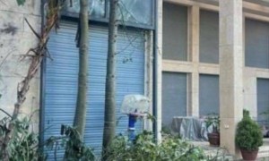 玻璃窗被打碎 以总理住宅遭袭受损照片获准发布